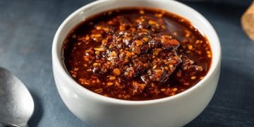 Semangkuk chili oil buatan rumah dengan warna merah menggoda. (Sumber: sasa.co.id)