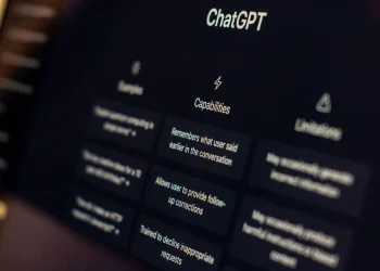 Tampilan antarmuka ChatGPT di layar komputer, menggambarkan interaksi pengguna dengan chatbot. (Sumber: deuscode.co.id)