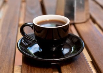 Kopi tidak hanya memberi energi, tetapi juga bermanfaat bagi liver. Riset menemukan minuman ini mampu menekan risiko penyakit hati kronis secara signifikan. Foto: Freepik