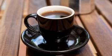 Kopi tidak hanya memberi energi, tetapi juga bermanfaat bagi liver. Riset menemukan minuman ini mampu menekan risiko penyakit hati kronis secara signifikan. Foto: Freepik