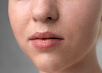 Ketahui penyebab bibir hitam yang jarang disadari serta cara alami mencerahkan bibir agar kembali sehat, lembap, dan mempesona. Foto: Freepik