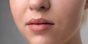Ketahui penyebab bibir hitam yang jarang disadari serta cara alami mencerahkan bibir agar kembali sehat, lembap, dan mempesona. Foto: Freepik