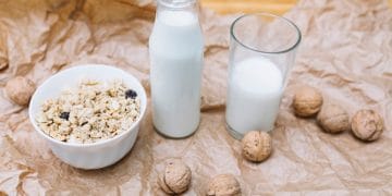 Susu murni dan susu rendah lemak punya manfaat berbeda. Cari tahu mana yang lebih sehat untuk kebutuhan tubuhmu dan bagaimana memilih yang tepat. Foto: Freepik