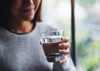 Ingin tubuh lebih bugar dan segar? Yuk simak 10 manfaat minum air putih pagi hari untuk kesehatan organ, metabolisme, dan kulit. Foto: Freepik