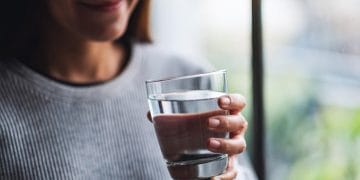 Ingin tubuh lebih bugar dan segar? Yuk simak 10 manfaat minum air putih pagi hari untuk kesehatan organ, metabolisme, dan kulit. Foto: Freepik