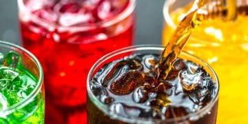 Penelitian terbaru menunjukkan konsumsi minuman bergula dan alkohol dapat meningkatkan risiko rambut rontok. Vitamin D, zat besi, protein, dan nutrisi penting lain terbukti membantu menjaga kesehatan rambut. Foto: Freepik