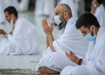 Kumpulan doa pribadi saat Umroh lengkap dengan teks Arab, Latin, dan artinya. Panduan spiritual agar ibadah lebih khusyuk dan bermakna dari niat sampai tawaf dan sa’i. (Sumber: multazamwisata.co.id)