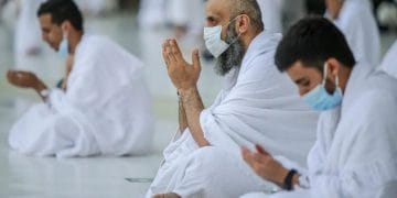 Kumpulan doa pribadi saat Umroh lengkap dengan teks Arab, Latin, dan artinya. Panduan spiritual agar ibadah lebih khusyuk dan bermakna dari niat sampai tawaf dan sa’i. (Sumber: multazamwisata.co.id)