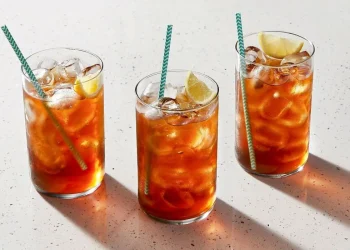 Segelas es teh tampak menyegarkan. (Sumber: Delish.com)