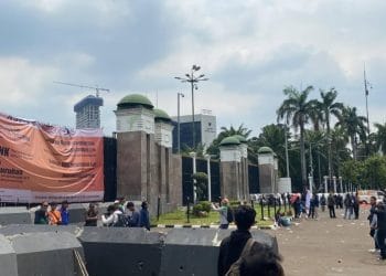 Massa demo tetap terhubung secara digital melalui ponsel. (Sumber: Okezone)