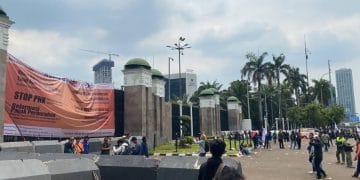 Massa demo tetap terhubung secara digital melalui ponsel. (Sumber: Okezone)