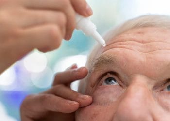 Penelitian baru menunjukkan tetes mata kombinasi pilocarpine dan diclofenac mampu memperbaiki penglihatan dekat pada presbyopia, dengan efek bertahan hingga dua tahun dan penggunaan dua kali sehari. Foto: Freepik