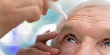 Penelitian baru menunjukkan tetes mata kombinasi pilocarpine dan diclofenac mampu memperbaiki penglihatan dekat pada presbyopia, dengan efek bertahan hingga dua tahun dan penggunaan dua kali sehari. Foto: Freepik