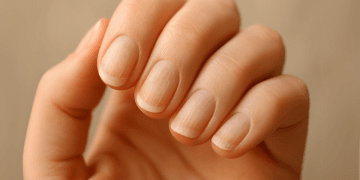 Kebiasaan kecil seperti menggigit kuku atau memakai sabun keras ternyata bisa merusak kesehatan kuku: membuat rapuh, mudah patah, dan infeksi. Ketahui kebiasaan mana yang sebaiknya dihindari serta cara merawat kuku dengan benar. Foto: AI Generate