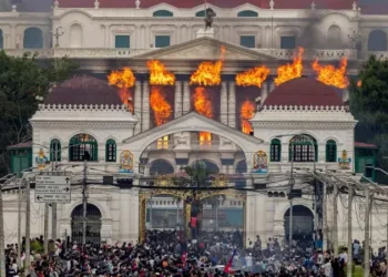 Istana Singha Durbar, yang merupakan gedung DPR dan pemerintahan Nepal, dibakar dalam demonstrasi di Kathmandu, pada Selasa (09/09). (Sumber: BBC)