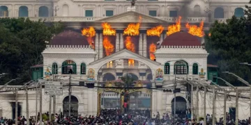 Istana Singha Durbar, yang merupakan gedung DPR dan pemerintahan Nepal, dibakar dalam demonstrasi di Kathmandu, pada Selasa (09/09). (Sumber: BBC)