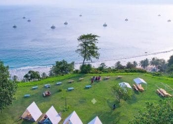 Pemandangan Pantai Arang Grill & Beach di Lampung Selatan, menampilkan pasir rapi dan pepohonan rindang di tepi pantai. (Sumber: radarlampung)