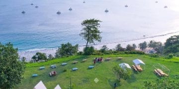 Pemandangan Pantai Arang Grill & Beach di Lampung Selatan, menampilkan pasir rapi dan pepohonan rindang di tepi pantai. (Sumber: radarlampung)