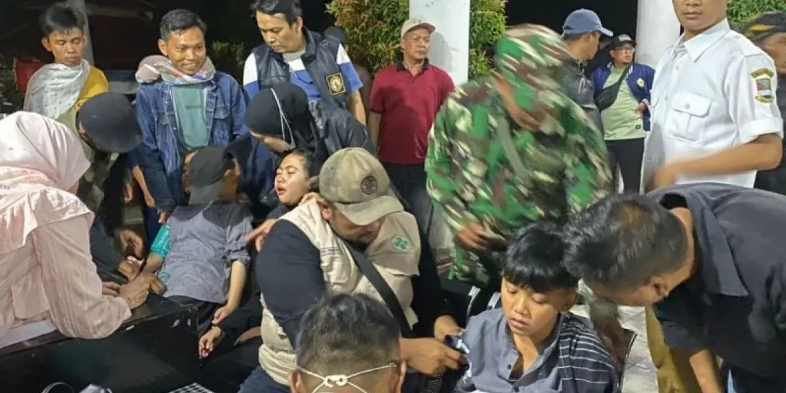 Kasus keracunan massal akibat program Makan Bergizi Gratis (MBG) di Cipongkor terus memburuk. Lebih dari 600 orang melaporkan gejala mual, pusing, dan muntah. Inilah kronologi terkini, respon pemerintah, dan keluhan warga. Foto: ANTARA/HO-Polda Jabar