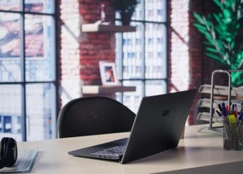 Cari laptop ringan murah terbaik 2025 untuk pelajar dan pekerja? Simak tren, rekomendasi, kelebihan, kekurangan, serta tips memilih laptop sesuai kebutuhan. Foto: Freepik