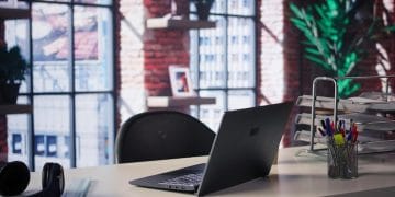 Cari laptop ringan murah terbaik 2025 untuk pelajar dan pekerja? Simak tren, rekomendasi, kelebihan, kekurangan, serta tips memilih laptop sesuai kebutuhan. Foto: Freepik