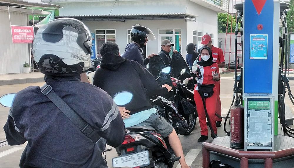 Pertamina membantah kabar yang menyebut kendaraan yang belum membayar pajak dilarang membeli bahan bakar minyak (BBM). Penjelasan lengkap dan klarifikasi resmi. (Sumber: BeritaNasional/Elvis Sendouw)