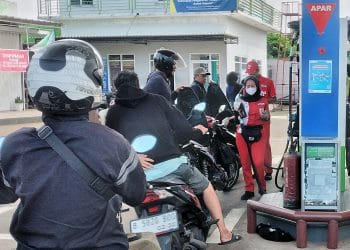 Pertamina membantah kabar yang menyebut kendaraan yang belum membayar pajak dilarang membeli bahan bakar minyak (BBM). Penjelasan lengkap dan klarifikasi resmi. (Sumber: BeritaNasional/Elvis Sendouw)