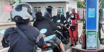 Pertamina membantah kabar yang menyebut kendaraan yang belum membayar pajak dilarang membeli bahan bakar minyak (BBM). Penjelasan lengkap dan klarifikasi resmi. (Sumber: BeritaNasional/Elvis Sendouw)