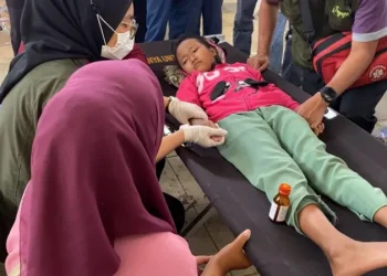 Anak-anak sekolah di Jawa Barat mendapatkan perawatan usai keracunan dari program makan gratis. (Sumber: BBC / Yuli Saputra)