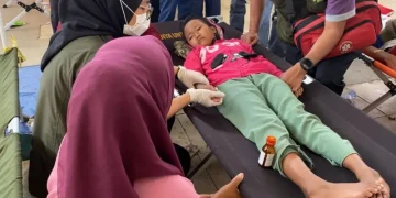 Anak-anak sekolah di Jawa Barat mendapatkan perawatan usai keracunan dari program makan gratis. (Sumber: BBC / Yuli Saputra)