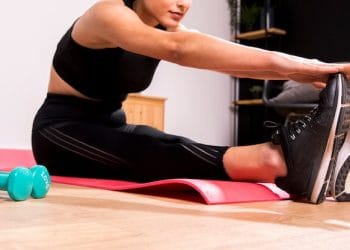 Ingin tetap fit dari rumah? Berikut panduan olahraga ringan tanpa alat mahal yang mudah dipraktikkan untuk pemula dan sibuk. Foto: Freepik