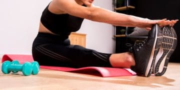 Ingin tetap fit dari rumah? Berikut panduan olahraga ringan tanpa alat mahal yang mudah dipraktikkan untuk pemula dan sibuk. Foto: Freepik