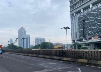 Kondisi jalan berlubang di Flyover Pancoran arah Kuningan yang menjadi lokasi kecelakaan tunggal sepeda motor. Sumber foto: Mulia Budi/detikcom