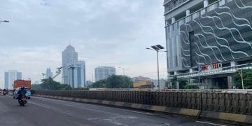 Kondisi jalan berlubang di Flyover Pancoran arah Kuningan yang menjadi lokasi kecelakaan tunggal sepeda motor. Sumber foto: Mulia Budi/detikcom