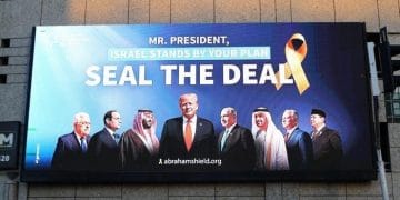 Gambar billboard di Israel yang menampilkan wajah Presiden Prabowo bersama tokoh dunia. (Sumber: Dok. X AbrahamShield25)