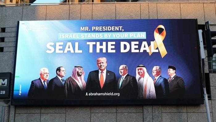 Baliho Israel Tampilkan Wajah Prabowo, Kemlu RI Tegaskan Tidak Ada Normalisasi Gambar billboard di Israel yang menampilkan wajah Presiden Prabowo bersama tokoh dunia. (Sumber: Dok. X AbrahamShield25)