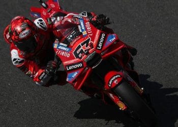 Francesco Bagnaia saat menunggangi Ducati Lenovo dalam sesi kualifikasi MotoGP Jepang 2025 di Sirkuit Twin Ring Motegi (Sumber: Getty Images/Gold & Goose Photography)