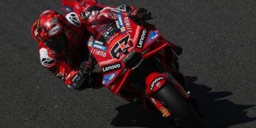 Francesco Bagnaia saat menunggangi Ducati Lenovo dalam sesi kualifikasi MotoGP Jepang 2025 di Sirkuit Twin Ring Motegi (Sumber: Getty Images/Gold & Goose Photography)