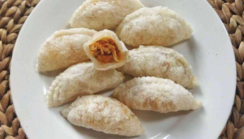 Resep cireng ayam suwir bumbu rujak dengan kulit renyah, isian ayam berbumbu gurih pedas, dan saus rujak manis pedas. Cocok untuk camilan atau ide jualan. (Sumber: yummy.co.id/Retno Adiesty)