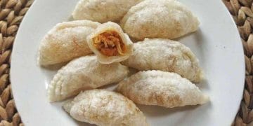 Resep cireng ayam suwir bumbu rujak dengan kulit renyah, isian ayam berbumbu gurih pedas, dan saus rujak manis pedas. Cocok untuk camilan atau ide jualan. (Sumber: yummy.co.id/Retno Adiesty)