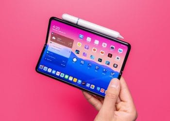 Ilustrasi konsep iPad lipat dengan desain modern dan layar fleksibel—menggambarkan arah inovasi Apple tersirat dalam pengembangan “iPad lipat”.