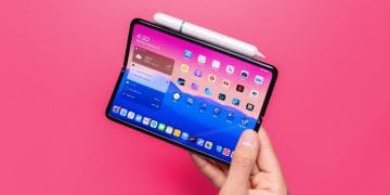 Ilustrasi konsep iPad lipat dengan desain modern dan layar fleksibel—menggambarkan arah inovasi Apple tersirat dalam pengembangan “iPad lipat”.