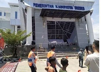 Atap teras Gedung KPT Brebes senilai Rp110-120 miliar ambruk, 3 pekerja terluka. Diduga konstruksi kurang kuat dan hujan deras jadi faktor. Tim gabungan sudah evakuasi korban dan menyisir lokasi kejadian. Foto: iNews