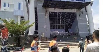 Atap teras Gedung KPT Brebes senilai Rp110-120 miliar ambruk, 3 pekerja terluka. Diduga konstruksi kurang kuat dan hujan deras jadi faktor. Tim gabungan sudah evakuasi korban dan menyisir lokasi kejadian. Foto: iNews