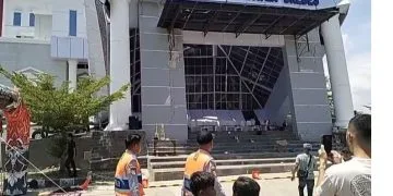 Atap teras Gedung KPT Brebes senilai Rp110-120 miliar ambruk, 3 pekerja terluka. Diduga konstruksi kurang kuat dan hujan deras jadi faktor. Tim gabungan sudah evakuasi korban dan menyisir lokasi kejadian. Foto: iNews