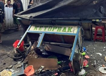 Sebuah gerobak penjual ketoprak di pinggir jalan—mirip dengan gerobak yang menjadi korban kerusakan di Depok gara-gara sebuah insiden utang kecil. (Sumber: Detik)