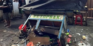 Sebuah gerobak penjual ketoprak di pinggir jalan—mirip dengan gerobak yang menjadi korban kerusakan di Depok gara-gara sebuah insiden utang kecil. (Sumber: Detik)