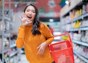 Belanja bulanan sering bikin kantong jebol? Simak trik hemat ala ibu rumah tangga untuk mengatur pengeluaran agar tetap efisien tanpa mengorbankan kebutuhan. Foto: Freepik