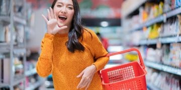 Belanja bulanan sering bikin kantong jebol? Simak trik hemat ala ibu rumah tangga untuk mengatur pengeluaran agar tetap efisien tanpa mengorbankan kebutuhan. Foto: Freepik