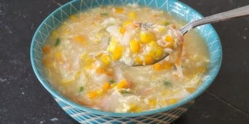 Sup jagung crabstick hangat dengan isian sayur, telur, dan crab stick, cocok untuk hidangan keluarga. (Dok. Cooking with Hel)